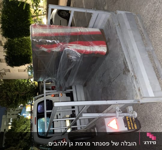 משאית עם מטען עטוף בניילון על עגלה
